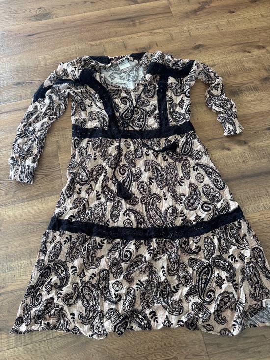 Knox Rose Dresses & Skirts - Knox Rose Beige Paisley Long Sleeve Midi Dress with Black Lace